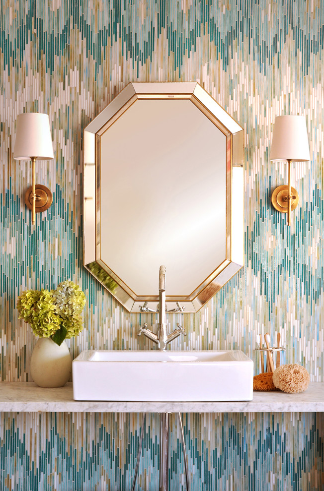 Foto de cuarto de baño principal actual de tamaño medio con baldosas y/o azulejos multicolor
