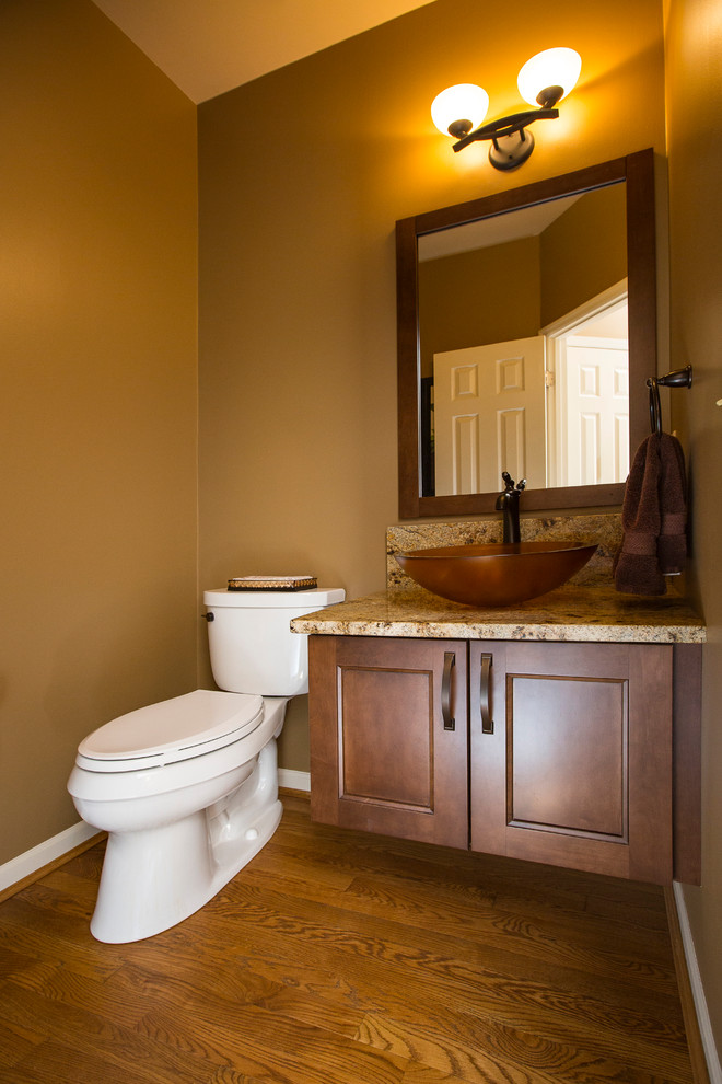 На фото: главная ванная комната среднего размера в современном стиле с фасадами с выступающей филенкой, белыми фасадами, душем в нише, унитазом-моноблоком, черно-белой плиткой, мраморной плиткой, синими стенами, мраморным полом, врезной раковиной, мраморной столешницей, белым полом и душем с распашными дверями с