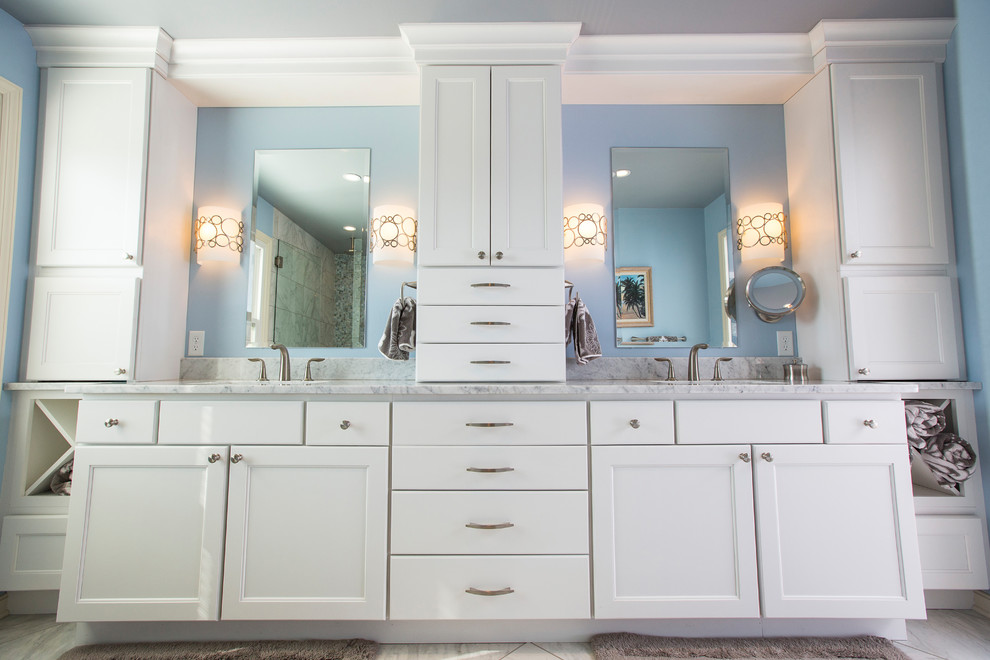 Пример оригинального дизайна: главная ванная комната среднего размера в современном стиле с фасадами с выступающей филенкой, белыми фасадами, душем в нише, унитазом-моноблоком, черно-белой плиткой, мраморной плиткой, синими стенами, мраморным полом, врезной раковиной, мраморной столешницей, белым полом и душем с распашными дверями