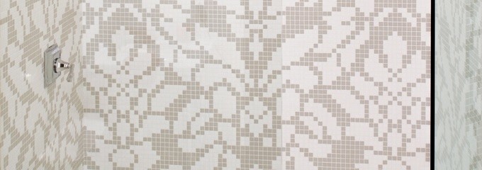 Ispirazione per una stanza da bagno bohémian di medie dimensioni con doccia a filo pavimento, piastrelle beige, piastrelle a mosaico e pareti beige