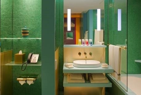 Foto de cuarto de baño bohemio pequeño con bañera empotrada, combinación de ducha y bañera, baldosas y/o azulejos verdes, baldosas y/o azulejos en mosaico, lavabo sobreencimera y encimera de acrílico