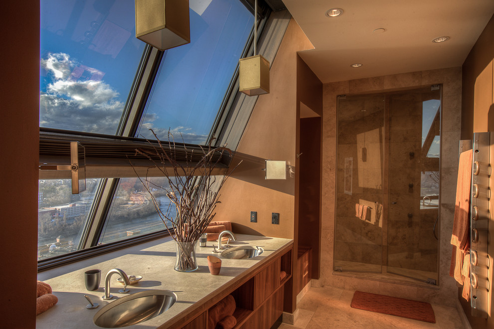 Источник вдохновения для домашнего уюта: ванная комната в стиле модернизм с врезной раковиной и бежевой плиткой