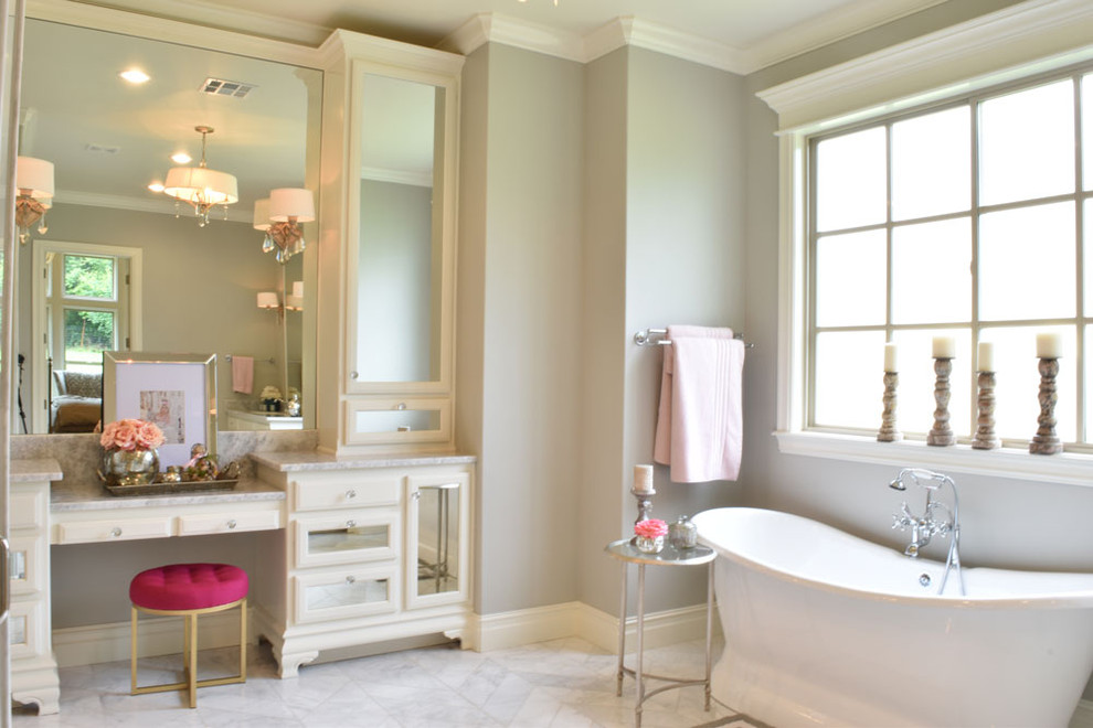 Mittelgroßes Shabby-Style Badezimmer En Suite mit Glasfronten, beigen Schränken, freistehender Badewanne, grauer Wandfarbe, Keramikboden und grauem Boden in Sonstige