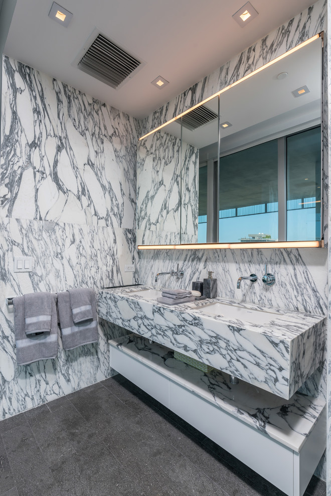 На фото: ванная комната в современном стиле с плоскими фасадами, белыми фасадами, врезной раковиной, серым полом и зеркалом с подсветкой