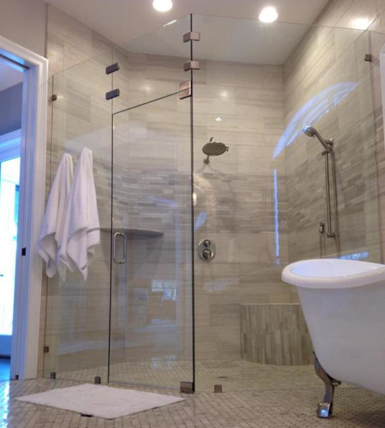Idée de décoration pour une salle de bain principale tradition de taille moyenne avec une baignoire posée, une douche d'angle, un carrelage beige, du carrelage en travertin, un mur blanc et un sol en travertin.
