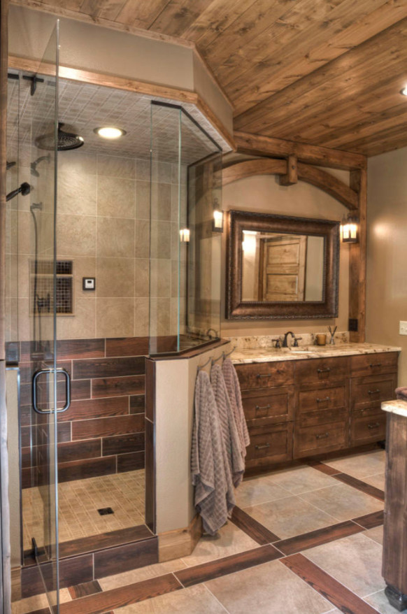 Immagine di una stanza da bagno rustica di medie dimensioni con ante in stile shaker, ante con finitura invecchiata, doccia ad angolo, porta doccia a battente, pareti marroni e pavimento beige