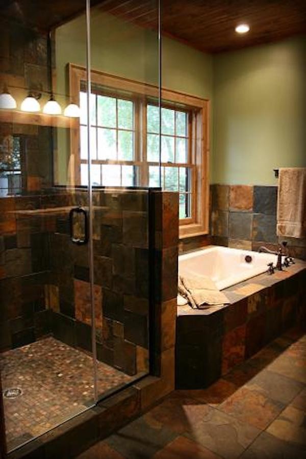 Foto di una grande stanza da bagno padronale stile rurale con vasca da incasso, doccia ad angolo, piastrelle in ardesia, pareti verdi, pavimento in ardesia, porta doccia a battente e pavimento multicolore