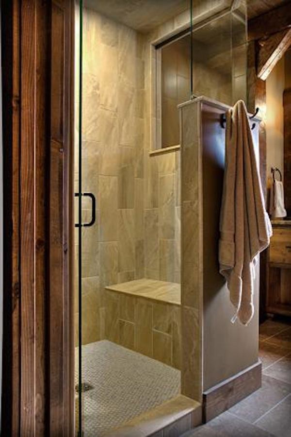 Ispirazione per una stanza da bagno rustica con doccia ad angolo, ante in legno scuro e porta doccia a battente