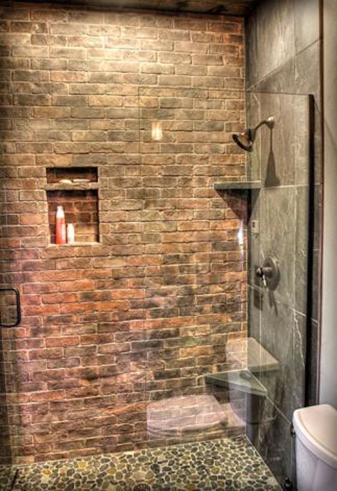 Imagen de cuarto de baño rústico con ducha empotrada y ducha con puerta con bisagras