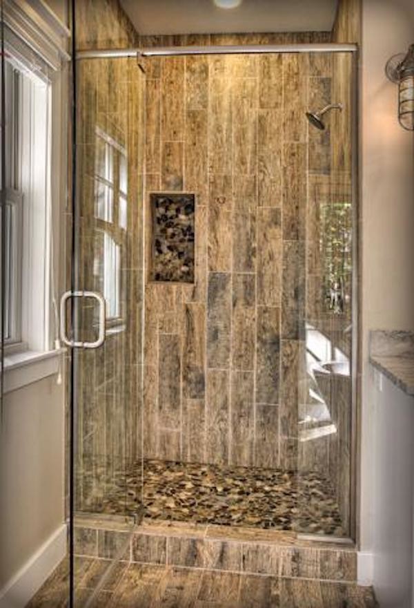 Diseño de cuarto de baño clásico renovado con ducha empotrada, paredes beige y ducha con puerta con bisagras