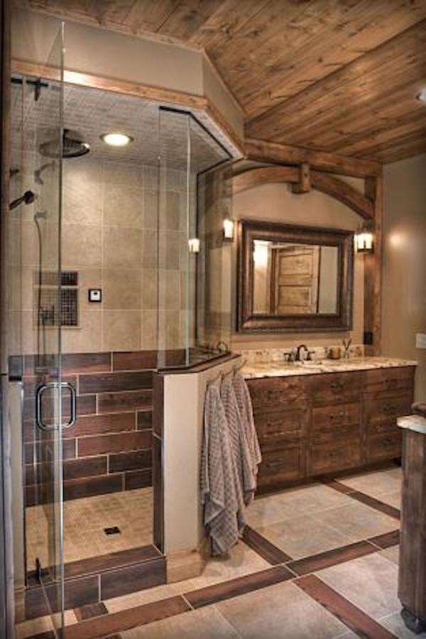 Inspiration för stora rustika en-suite badrum, med skåp i mörkt trä, en hörndusch, dusch med gångjärnsdörr, bruna väggar och beiget golv