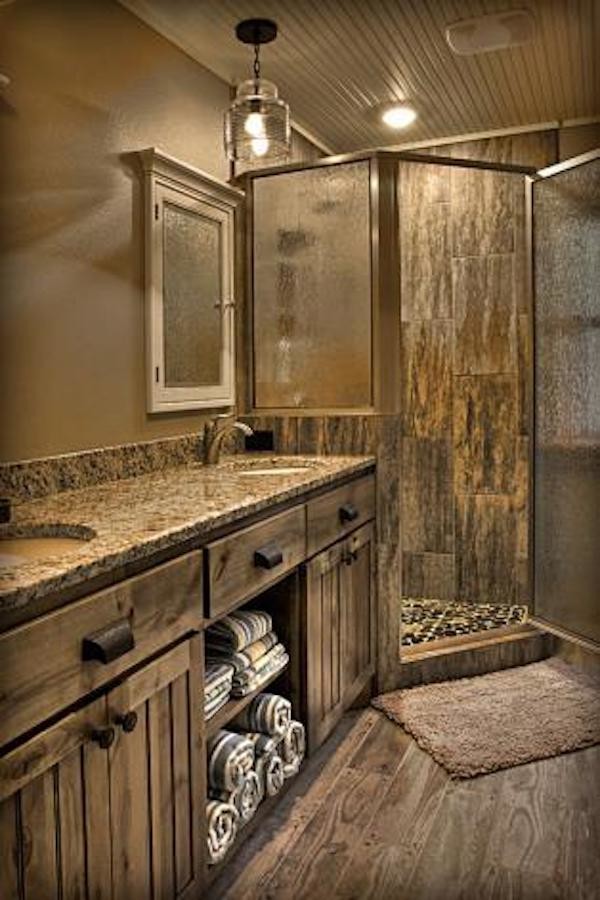 На фото: главная ванная комната в стиле рустика с фасадами в стиле шейкер, искусственно-состаренными фасадами, угловым душем, коричневыми стенами, паркетным полом среднего тона, врезной раковиной, столешницей из гранита, коричневым полом и душем с распашными дверями