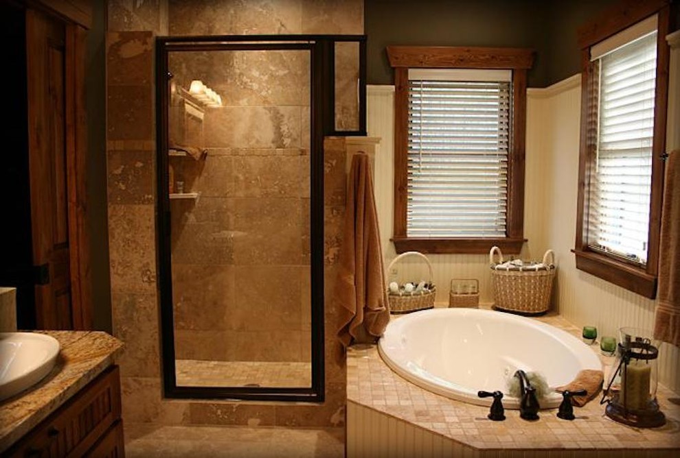 Свежая идея для дизайна: большая главная ванная комната в классическом стиле с фасадами в стиле шейкер, темными деревянными фасадами, накладной ванной, душем в нише, коричневыми стенами, полом из известняка, накладной раковиной, бежевым полом, душем с распашными дверями и столешницей из гранита - отличное фото интерьера