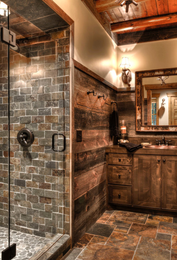 Foto på ett rustikt badrum, med skåp i shakerstil, skåp i slitet trä, en hörndusch, beige väggar, skiffergolv, ett nedsänkt handfat, dusch med gångjärnsdörr och flerfärgat golv