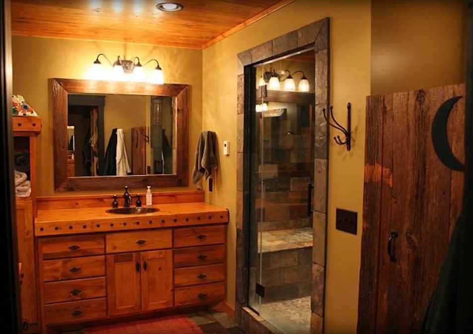 ミネアポリスにある広いラスティックスタイルのおしゃれな浴室 (シェーカースタイル扉のキャビネット、中間色木目調キャビネット、アルコーブ型シャワー、開き戸のシャワー、ベージュの壁) の写真