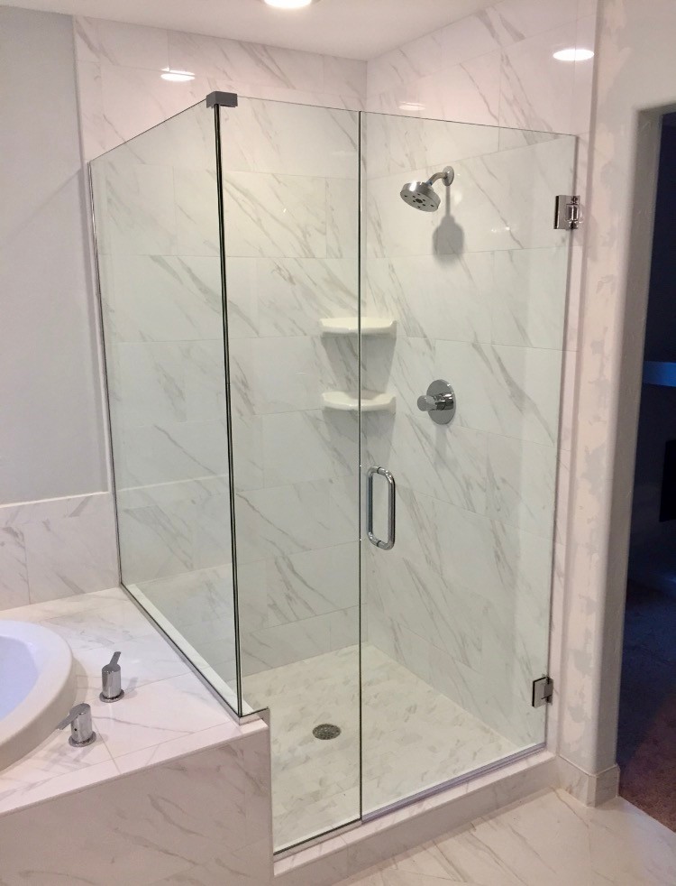 Cette photo montre une salle de bain principale moderne de taille moyenne avec une baignoire posée, une douche d'angle, un carrelage blanc, un carrelage gris, un mur gris, un sol en galet, un sol blanc, une cabine de douche à porte battante et du carrelage en marbre.