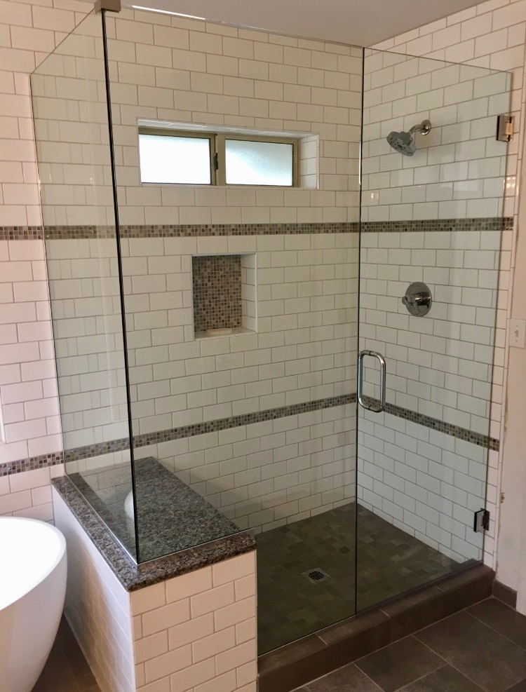 Inspiration för ett mellanstort vintage en-suite badrum, med ett fristående badkar, en hörndusch, vit kakel, tunnelbanekakel, skiffergolv, grått golv, dusch med gångjärnsdörr och vita väggar