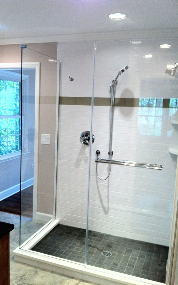 На фото: большая главная ванная комната в современном стиле с угловым душем, белой плиткой, плиткой кабанчик, белыми стенами и полом из керамической плитки с