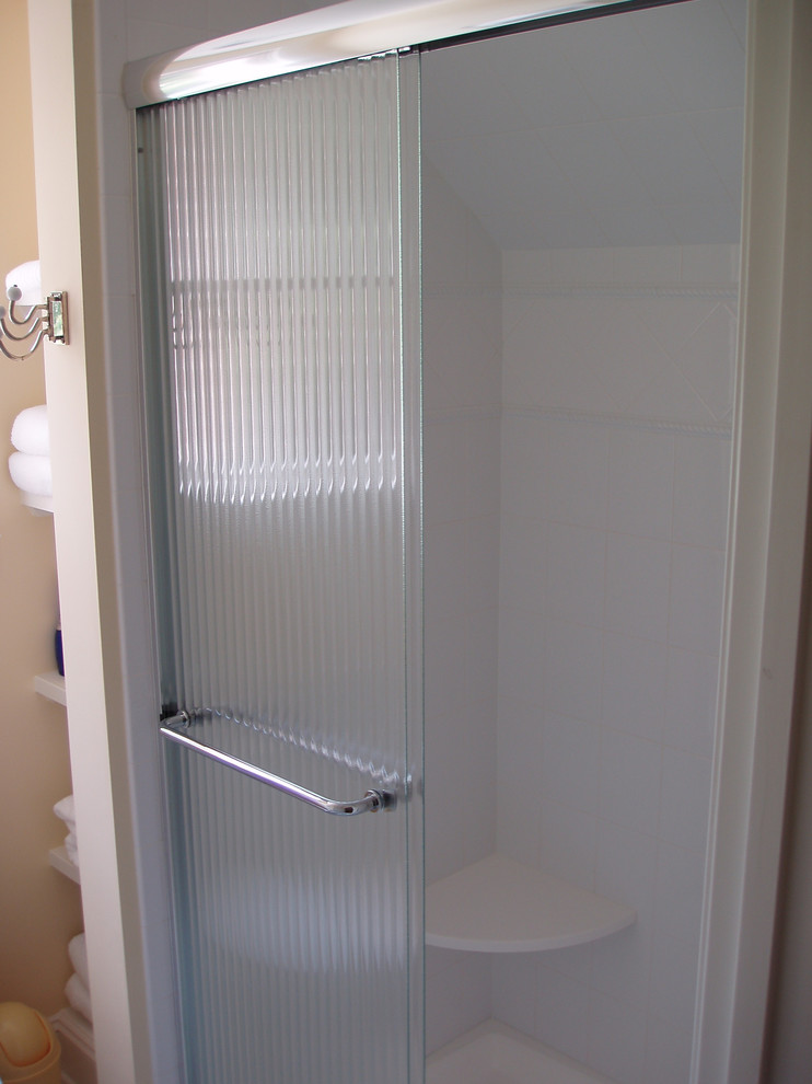 Стильный дизайн: маленькая ванная комната в стиле модернизм с душем в нише, белой плиткой, керамической плиткой, бежевыми стенами и душевой кабиной для на участке и в саду - последний тренд