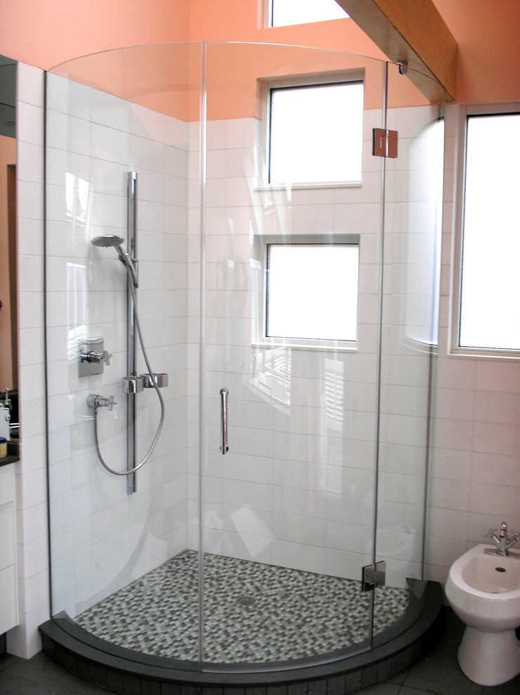 На фото: ванная комната среднего размера в стиле фьюжн с угловым душем, разноцветной плиткой, керамической плиткой, белыми стенами и полом из керамической плитки с