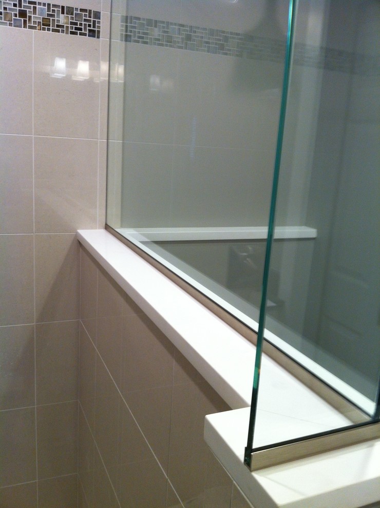 Imagen de cuarto de baño principal minimalista grande con ducha esquinera, baldosas y/o azulejos multicolor, baldosas y/o azulejos de piedra y paredes grises