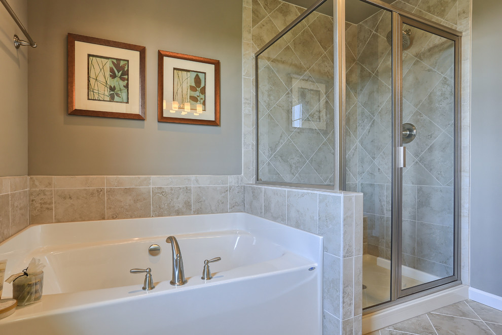 Modelo de cuarto de baño principal clásico de tamaño medio con bañera empotrada, ducha empotrada, baldosas y/o azulejos beige y paredes beige