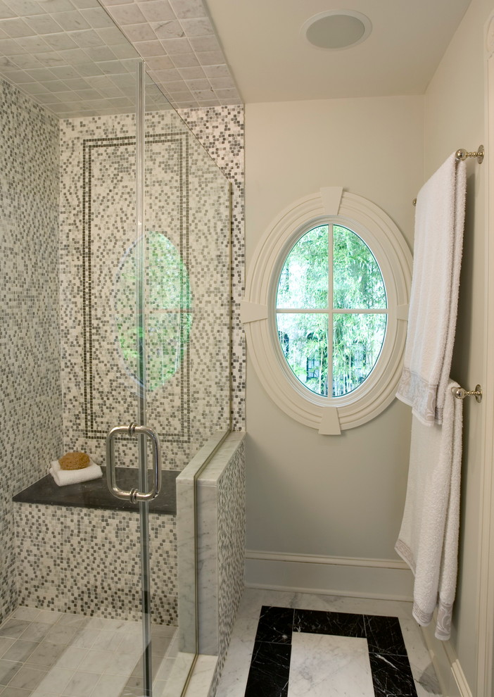 Свежая идея для дизайна: большая главная ванная комната в классическом стиле с плиткой мозаикой, угловым душем, белыми стенами, мраморным полом, белым полом и душем с распашными дверями - отличное фото интерьера