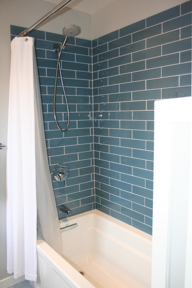 Immagine di una piccola stanza da bagno moderna con ante in stile shaker, ante bianche, vasca ad alcova, vasca/doccia, WC a due pezzi, piastrelle blu, pareti grigie e pavimento con piastrelle in ceramica