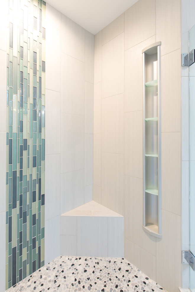 Источник вдохновения для домашнего уюта: большая главная ванная комната в современном стиле с фасадами островного типа, черными фасадами, накладной ванной, открытым душем, раздельным унитазом, синей плиткой, стеклянной плиткой, серыми стенами, полом из керамической плитки, настольной раковиной, стеклянной столешницей, серым полом и открытым душем