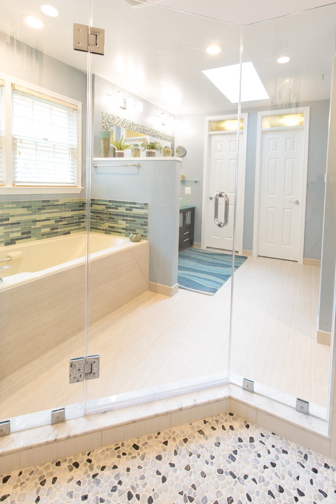 Стильный дизайн: большая главная ванная комната в современном стиле с фасадами островного типа, черными фасадами, накладной ванной, открытым душем, раздельным унитазом, синей плиткой, стеклянной плиткой, серыми стенами, полом из керамической плитки, настольной раковиной, стеклянной столешницей, серым полом и открытым душем - последний тренд