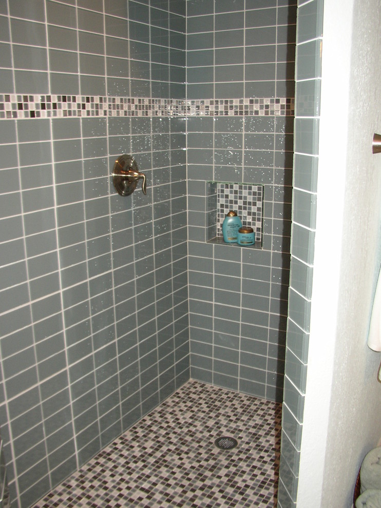 Foto på ett funkis badrum, med grå kakel