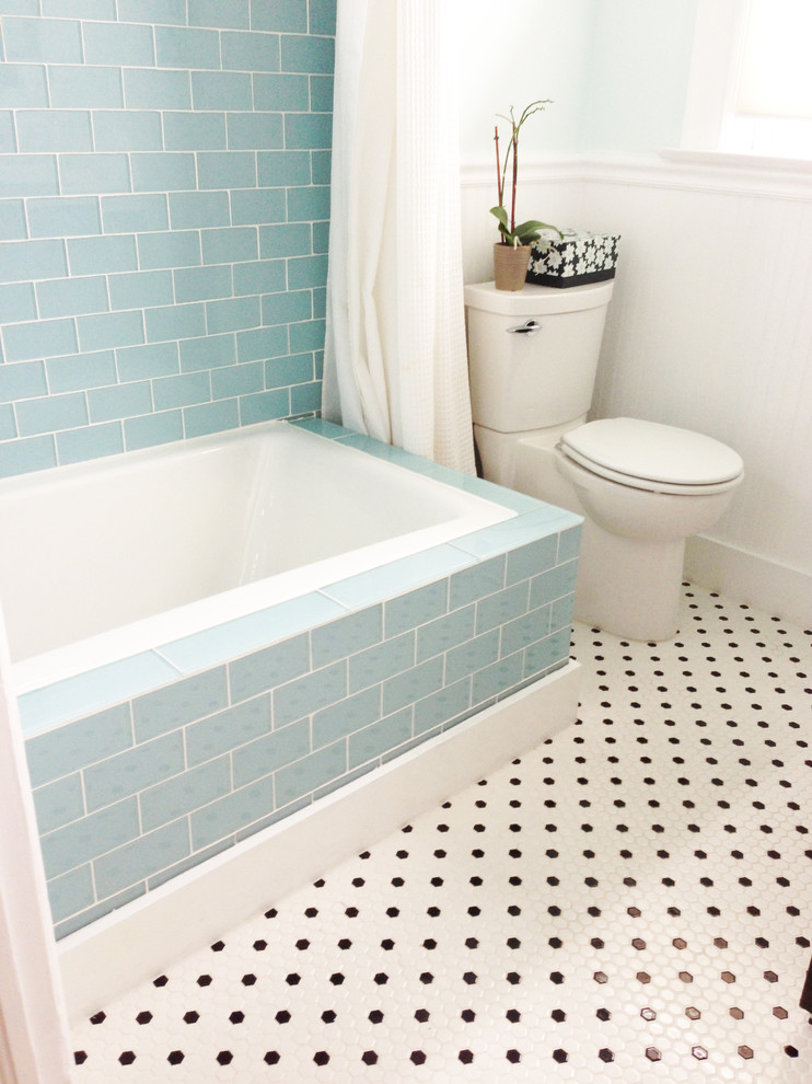 他の地域にあるコンテンポラリースタイルのおしゃれな浴室 (青いタイル、ガラスタイル) の写真