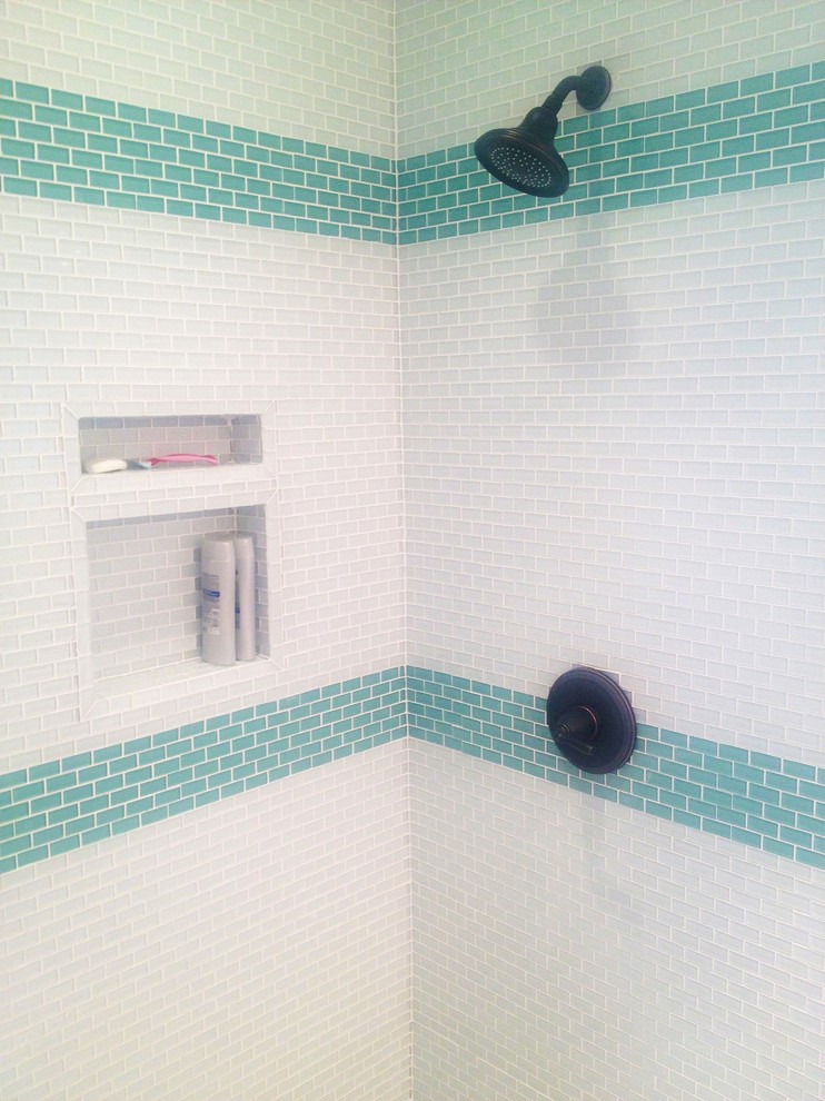 Exempel på ett modernt badrum, med vit kakel och glaskakel