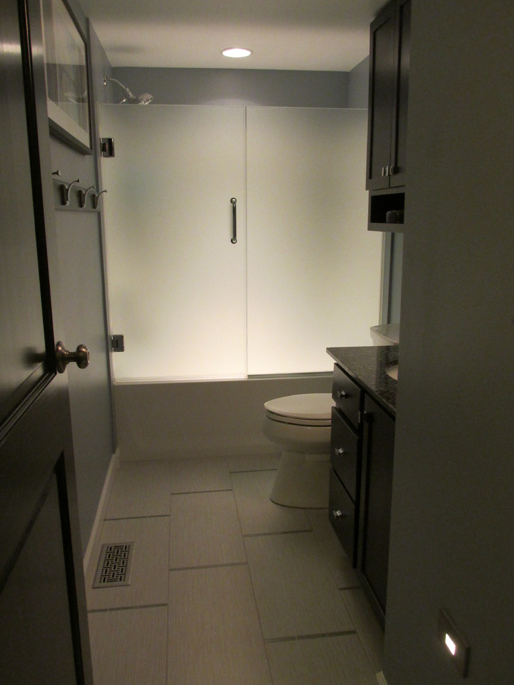 Exemple d'une petite salle de bain tendance en bois foncé avec une baignoire en alcôve, un mur bleu, un sol en carrelage de céramique, un lavabo encastré et un plan de toilette en granite.