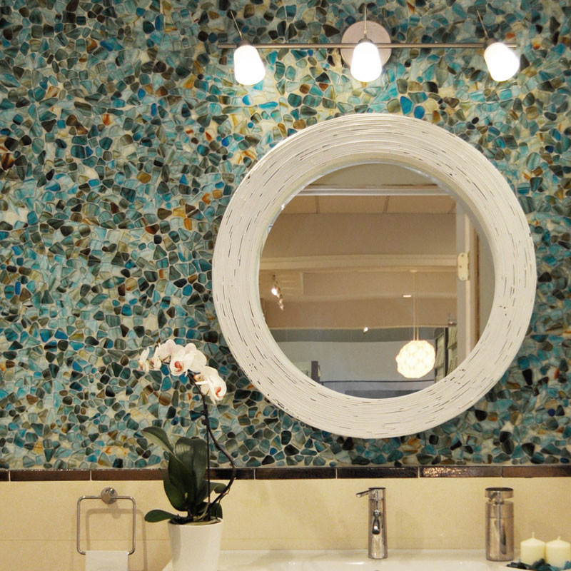Foto di una stanza da bagno con doccia moderna di medie dimensioni con piastrelle blu, piastrelle multicolore, piastrelle di vetro, lavabo integrato e top in superficie solida