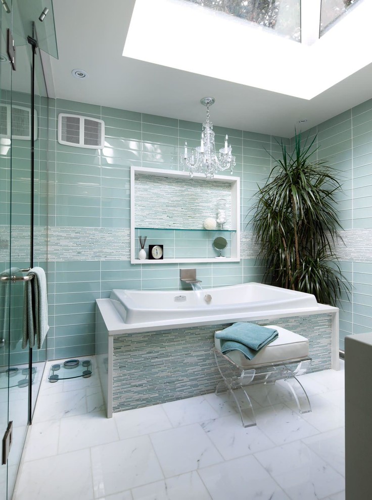 Réalisation d'une grande douche en alcôve principale victorienne avec une baignoire posée, un carrelage bleu, un carrelage blanc, un carrelage en pâte de verre, un mur bleu, un sol en marbre, un plan de toilette en surface solide, un sol blanc et une cabine de douche à porte battante.