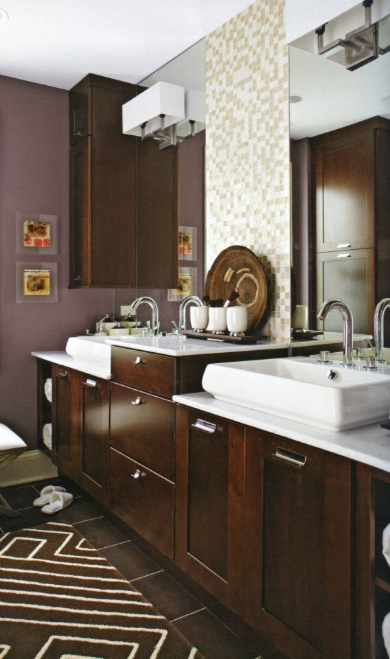 Inspiration pour une grande salle de bain principale design en bois foncé avec un placard à porte shaker, WC séparés, un carrelage beige, mosaïque, un mur violet, carreaux de ciment au sol, une vasque, un plan de toilette en marbre et un sol noir.