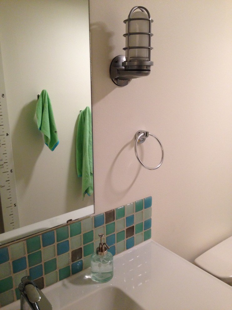 Maritimes Badezimmer mit Eckdusche, Glasfliesen, Beton-Waschbecken/Waschtisch, beigem Boden und Falttür-Duschabtrennung in Orange County