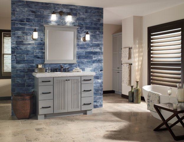 Modelo de cuarto de baño principal clásico renovado extra grande con suelo de mármol, baldosas y/o azulejos azules, baldosas y/o azulejos de vidrio y paredes blancas