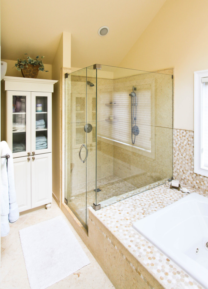 Источник вдохновения для домашнего уюта: большая главная ванная комната в стиле фьюжн с фасадами с декоративным кантом, белыми фасадами, угловой ванной, угловым душем, раздельным унитазом, разноцветной плиткой, плиткой мозаикой, бежевыми стенами, полом из керамогранита, врезной раковиной, столешницей из гранита, бежевым полом, душем с распашными дверями и бежевой столешницей