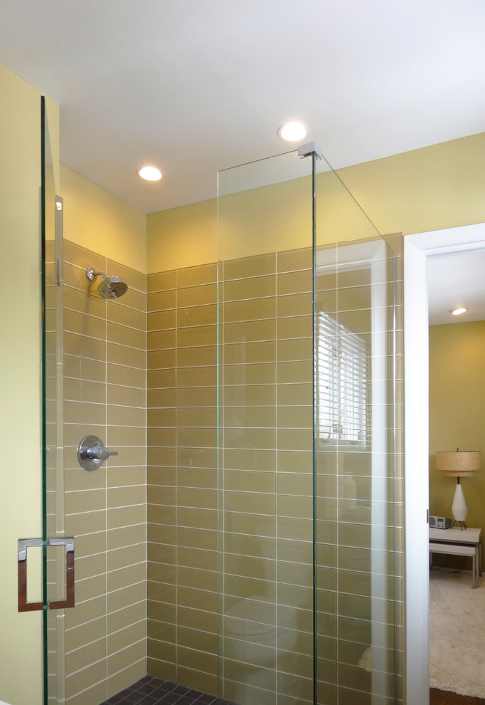 デトロイトにあるミッドセンチュリースタイルのおしゃれな浴室 (バリアフリー、緑のタイル、緑の壁、セラミックタイルの床) の写真