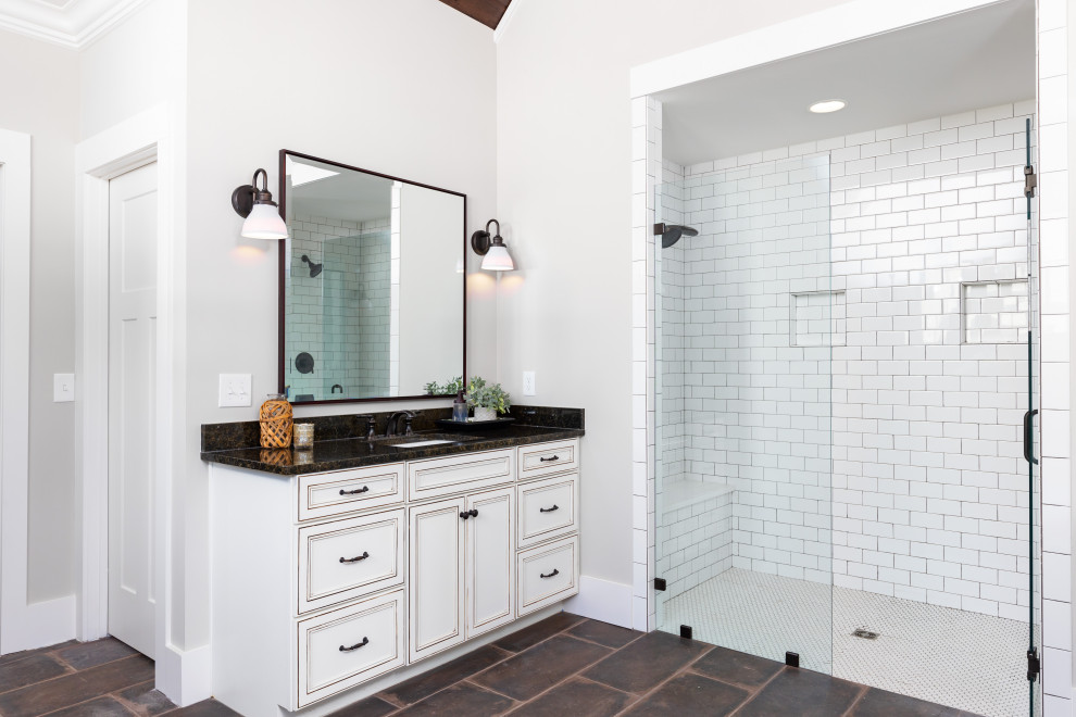 Inspiration för lantliga svart badrum, med luckor med infälld panel, vita skåp, en dusch i en alkov, tunnelbanekakel, beige väggar, ett undermonterad handfat, flerfärgat golv och dusch med gångjärnsdörr