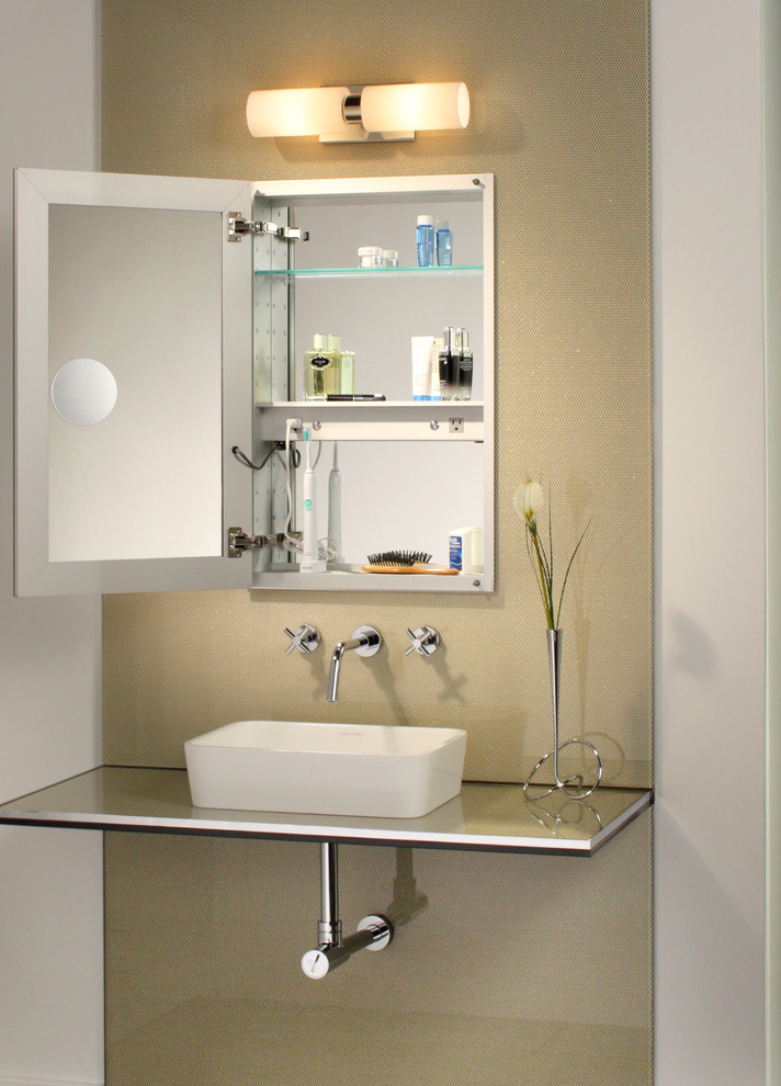 Modelo de cuarto de baño principal contemporáneo extra grande con lavabo sobreencimera, armarios tipo vitrina, encimera de vidrio, baldosas y/o azulejos multicolor y paredes multicolor