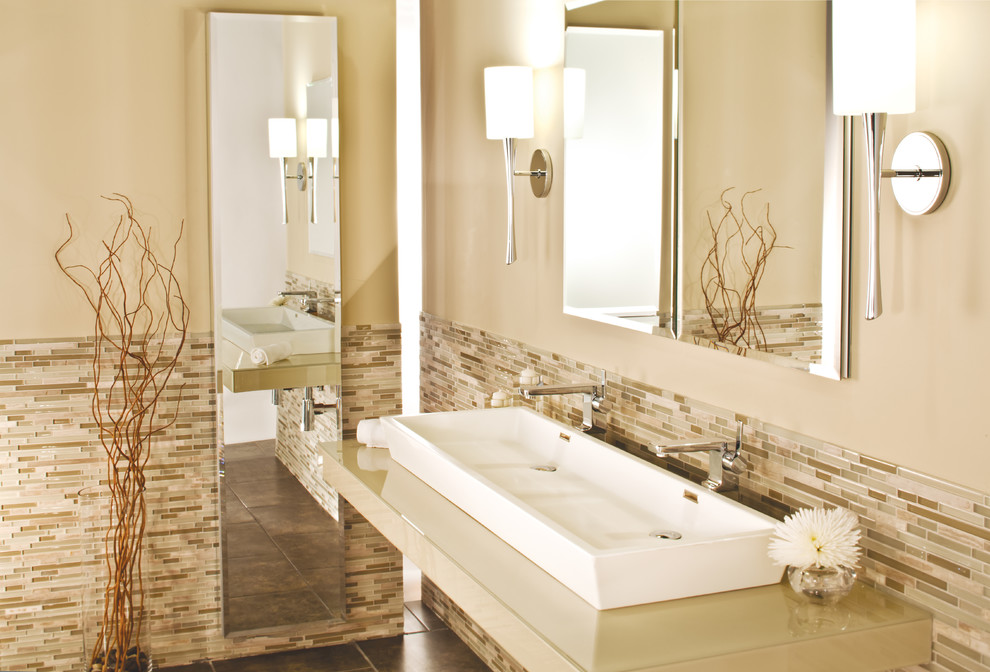 На фото: большая главная ванная комната в стиле неоклассика (современная классика) с разноцветной плиткой, стеклянной плиткой, бежевыми стенами и полом из керамической плитки