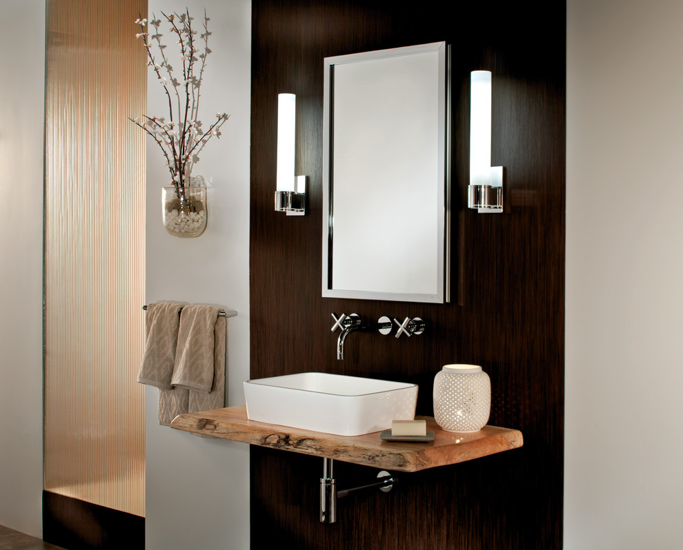 Пример оригинального дизайна: главная ванная комната среднего размера в стиле модернизм с стеклянными фасадами, столешницей из дерева, разноцветными стенами и полом из керамической плитки