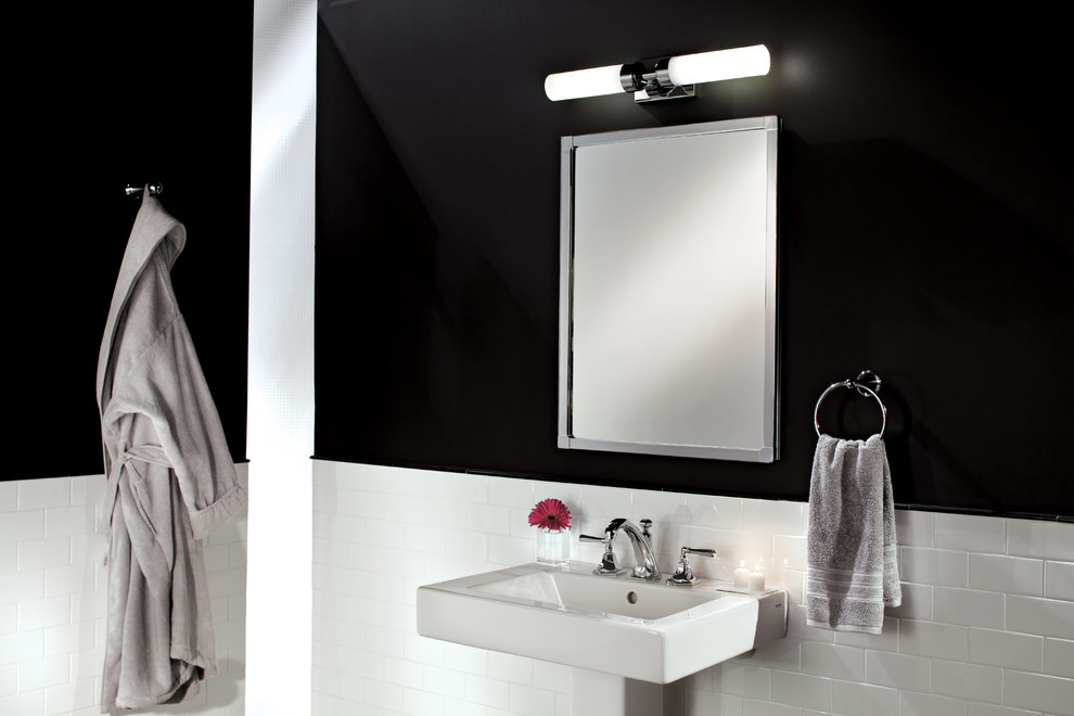 Diseño de cuarto de baño tradicional de tamaño medio con lavabo con pedestal, armarios tipo vitrina, baldosas y/o azulejos blancos, baldosas y/o azulejos de cemento, paredes negras y aseo y ducha