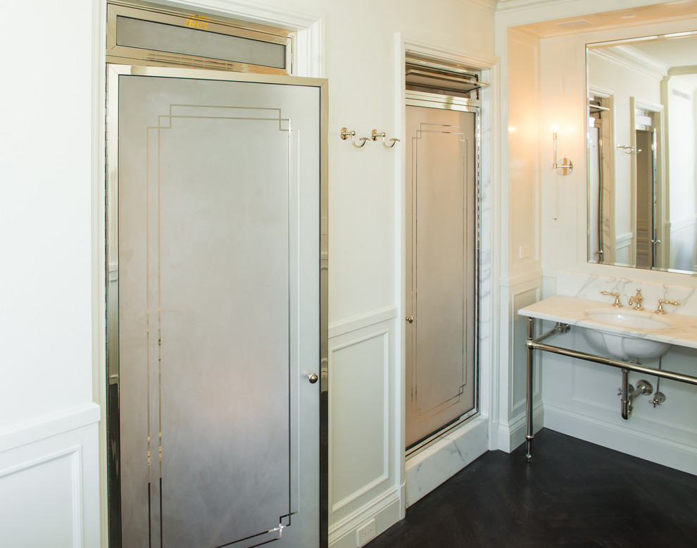 Ispirazione per un'ampia stanza da bagno padronale vittoriana con doccia alcova, piastrelle bianche, piastrelle di marmo, pareti beige, parquet scuro, lavabo sottopiano e top in marmo