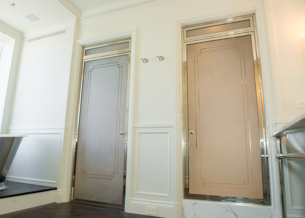 Foto di un'ampia stanza da bagno padronale vittoriana con vasca freestanding, doccia alcova, piastrelle bianche, piastrelle di marmo, pareti beige e parquet scuro