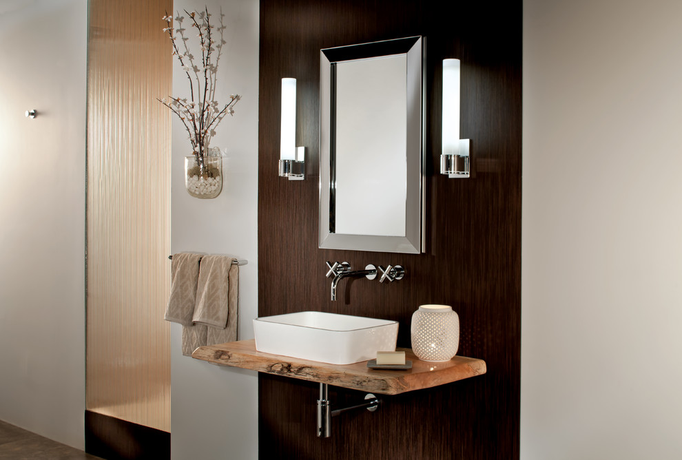 Стильный дизайн: ванная комната среднего размера в современном стиле с настольной раковиной, стеклянными фасадами, столешницей из дерева и разноцветными стенами - последний тренд
