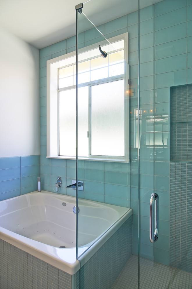 Mittelgroßes Modernes Badezimmer mit flächenbündigen Schrankfronten, hellbraunen Holzschränken, Einbaubadewanne, Eckdusche, weißer Wandfarbe und Unterbauwaschbecken in Seattle